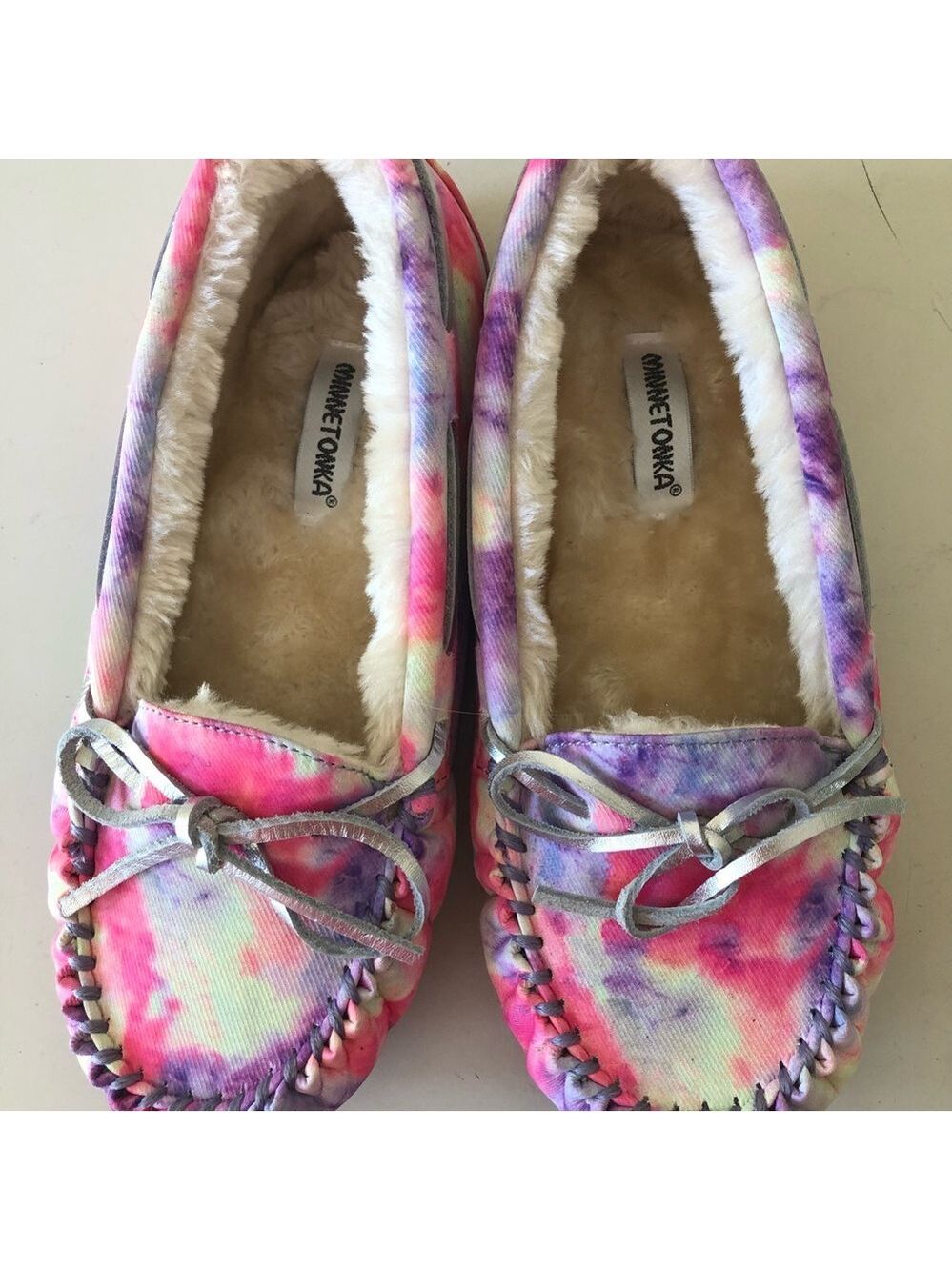 Girls Size 4 Minnetonka Cassie Tie-Dye Moccasin Slippers Y2K Style